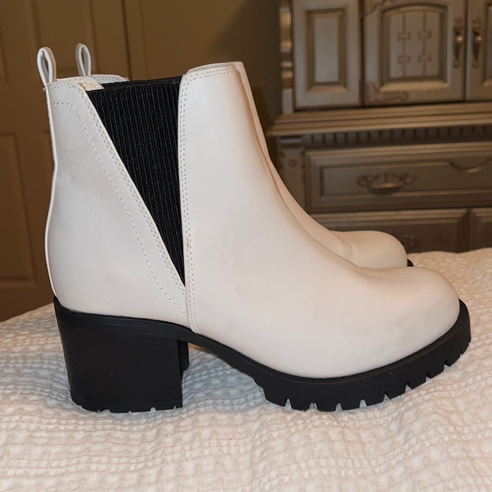 MIA White boot